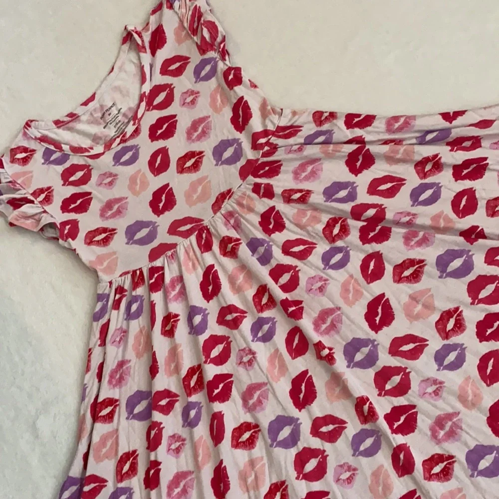 Posh Peanut | Lola Kiss Lips Flutter Sleeve Twirl Bamboo Dress Red/Pink (9Y) - Picture 3 of 15